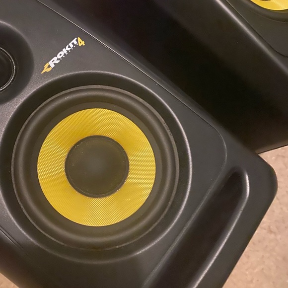Pair of KRK ROKIT 4
2-way powered studio monitor with 4" woofer and 1" tweeter - Picture 9 of 14